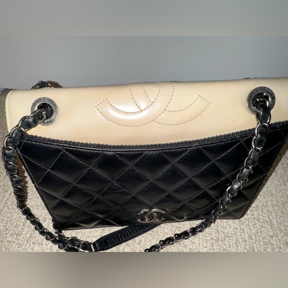 Chanel Classic Quilted Black and Beige Lambskin Leather Crossbody Shoulder Bag - Picture 5 of 13